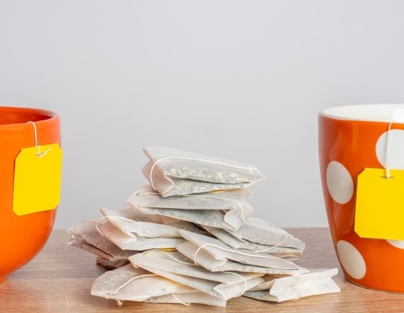 Не выбрасывайте чайный пакетик: раскрываем "бабушкин" трюк, который отмоет любой нагар без химии