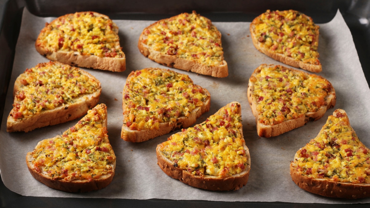 "Ленивая пицца" из 90-х: в сети вспомнили рецепт горячих бутербродов, где главный секрет — сырая картошка