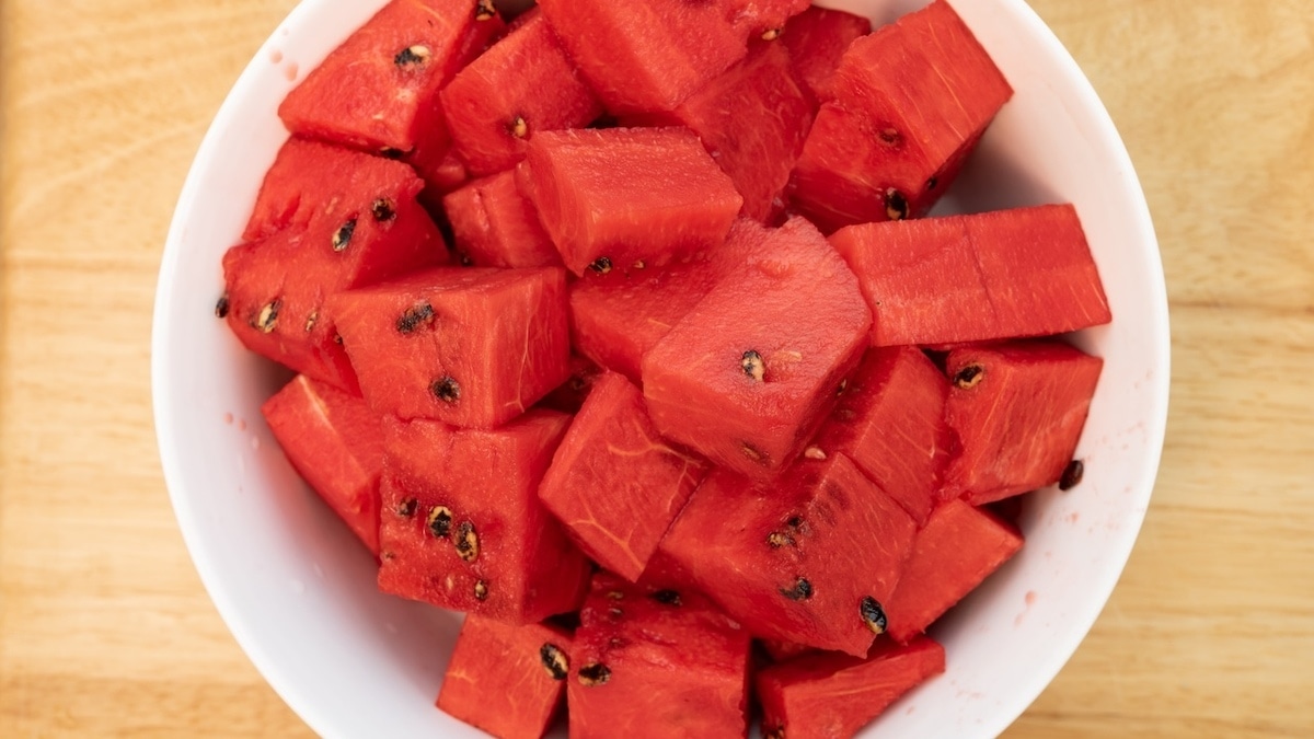 Нашли суперлайфхак для нарезки арбуза без липких рук — даже жаль, что не узнали раньше