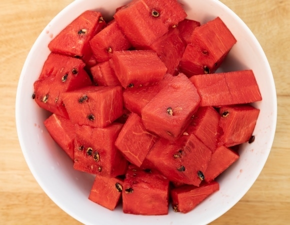 Нашли суперлайфхак для нарезки арбуза без липких рук — даже жаль, что не узнали раньше