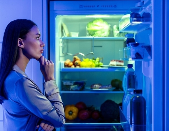 Что будет на самом деле, если плотно поужинать на ночь: врачи развеяли все мифы  