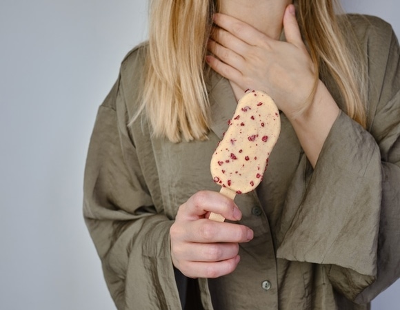 Мороженое все-таки лечит горло: стало известно, как и когда на него полагаться Мороженое все-таки лечит горло: стало известно, как и когда на него полагаться