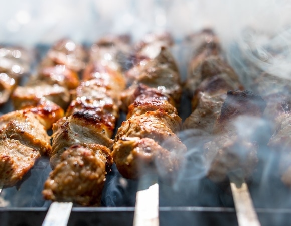 Отравлением не обойдется: 5 причин бояться недожаренного шашлыка как огня Отравлением не обойдется: 5 причин бояться недожаренного шашлыка как огня