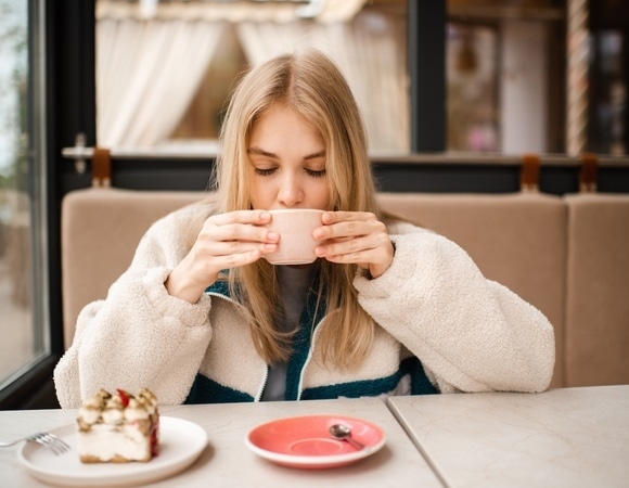 Ребенок требует кофе — почему нельзя давать? Мнением поделилась педиатр 