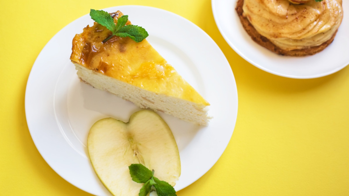 Забудьте все, что знали о шарлотке: в сети "всплыл" советский рецепт-обманка, который запросто превзойдет классический