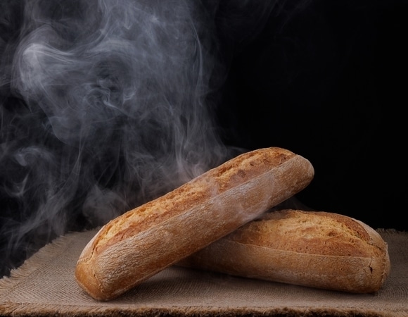 Почему нам запрещали есть горячий хлеб: миф или реальная опасность?