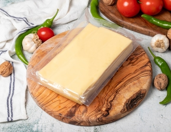 Сыр "запотел" в упаковке: тревожный знак или норма?