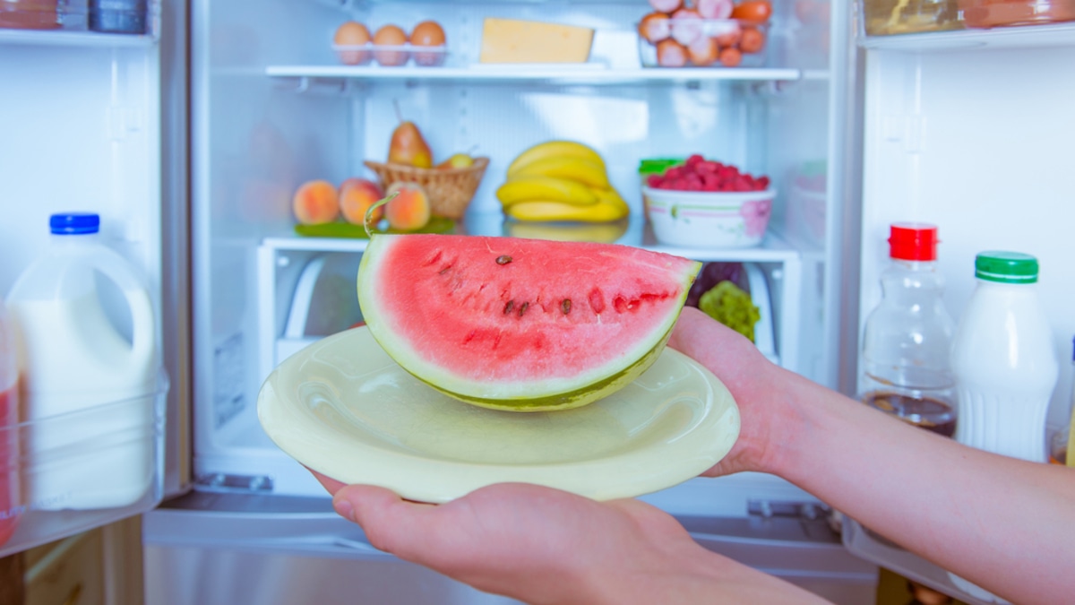 Как хранить уже разрезанный арбуз: врач знает точный ответ 