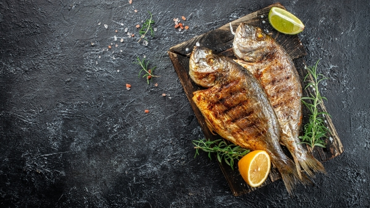 Что будет, если перед жаркой натереть рыбу сахаром?