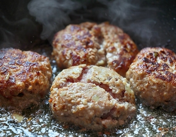 Что будет, если добавить в фарш для котлет колотый лед: море брызг или кулинарный шедевр?