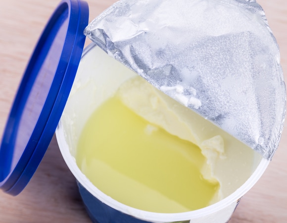 Та самая "водичка" на йогурте: сливать или размешивать? 