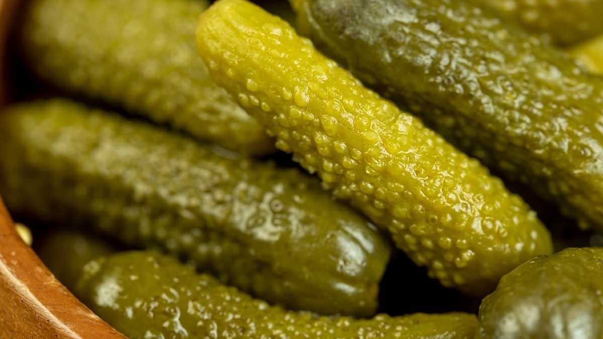 Соленые огурцы "бьют" по сосудам — стало известно, когда угроза реальна