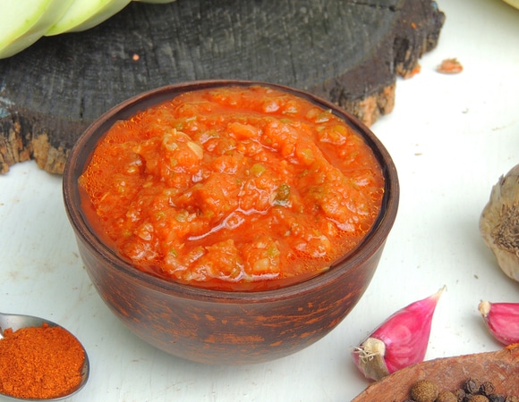 "Заготовка-хит": рецепт той самой аджики из кабачков, которая зимой улетает первой