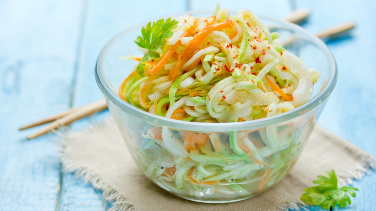 Забудьте про оладьи: этот салат из кабачков по-корейски сметается со стола в числе первых