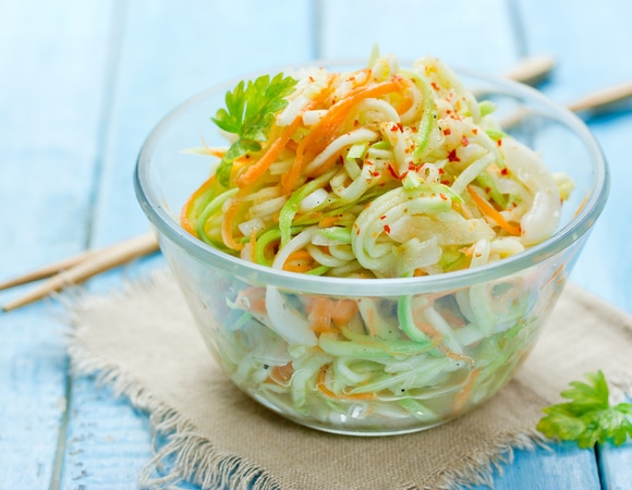 Забудьте про оладьи: этот салат из кабачков по-корейски сметается со стола в числе первых