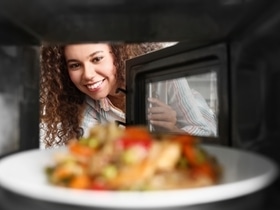 Еда из микроволновки безвкусная? Все изменит кнопка, которую вы игнорируете