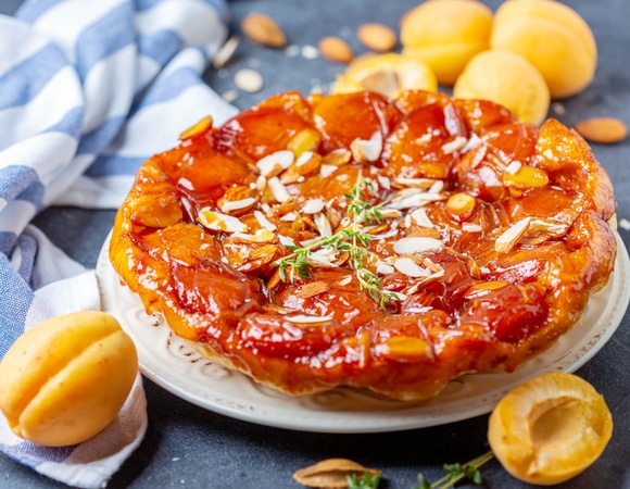 Тарт татен из слоеного теста с абрикосами: рецепт забытого французского удовольствия с летним настроением