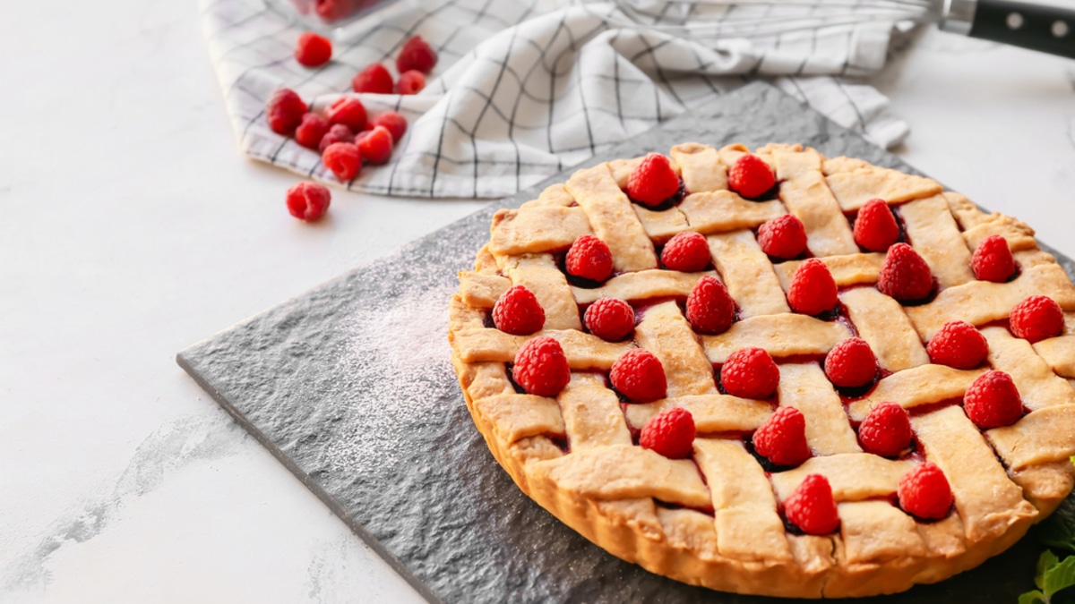 Пирог из мультфильма "Маша и Медведь" стал новым хитом у родителей: его готовят за 10 минут