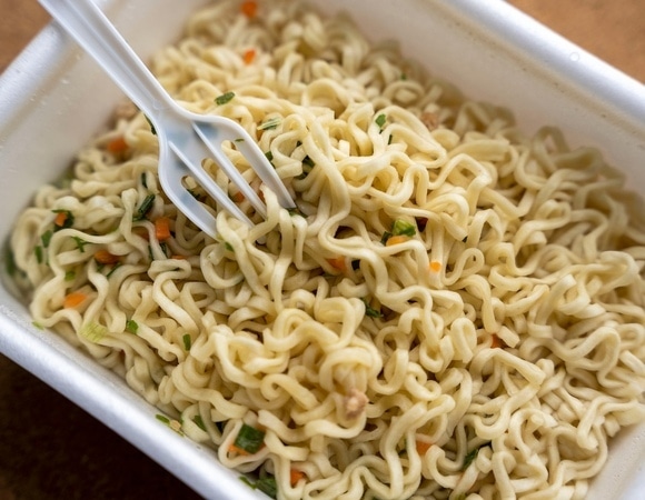 Как превратить лапшу быстрого приготовления в "нормальную" еду — есть один способ Как превратить лапшу быстрого приготовления в "нормальную" еду — есть один способ