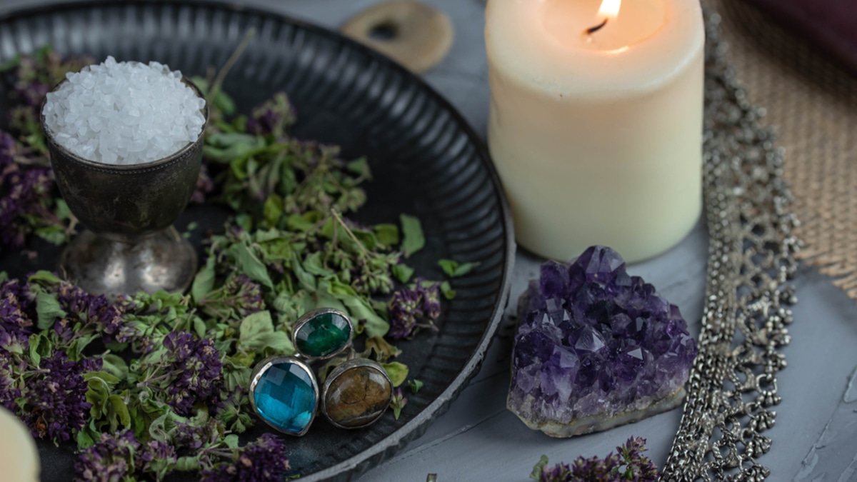 Не только в еду: 4 древних ритуала с солью, которые могут притянуть в дом богатство