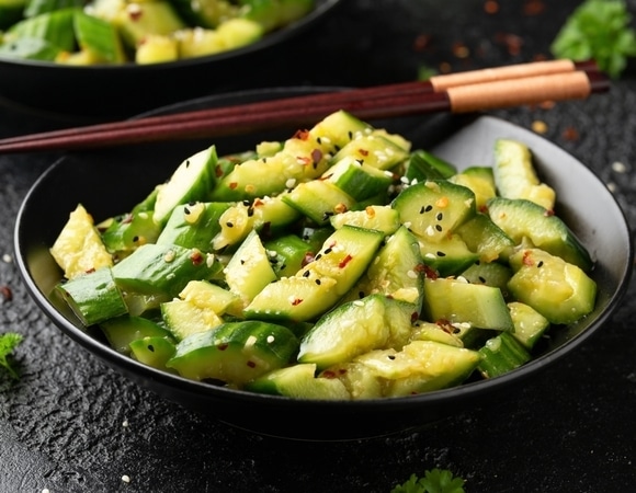 Как правильно нарезать огурцы для салата: эти способы могут удивить даже опытных кулинаров Как правильно нарезать огурцы для салата: эти способы могут удивить даже опытных кулинаров