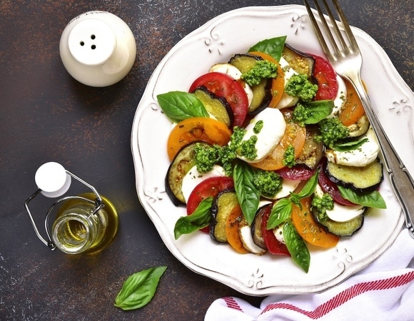 Один новый ингредиент сделает салат капрезе в 10 раз вкуснее, уверена повар