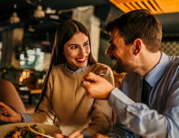 Теперь рестораны бронируют на шесть вечера: откуда взялся тренд на ранние ужины