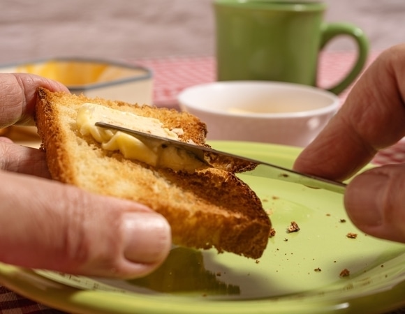 Яд на кончике ножа: эксперт назвала главный признак опасного сливочного масла — и это не состав