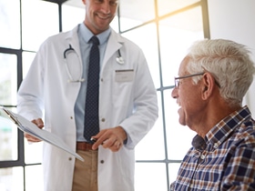 Диета от ИИ поможет предотвратить деменцию: в нее отлично вписывается лосось в имбирном маринаде с киноа (рецепт)