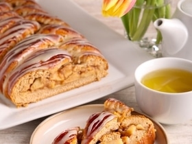 Вкуснее шарлотки, а готовится вдвое быстрее: этот яблочный рулет запросто станет новым "дежурным десертом"