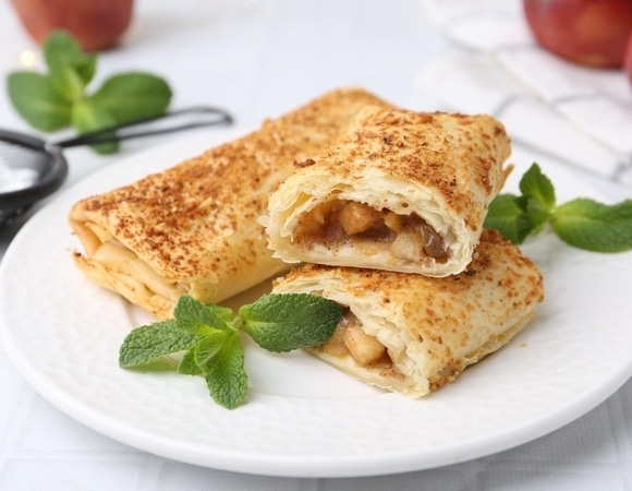 "На завтрак с кофейком — чудесно": раскрыт рецепт "ленивого штруделя", для которого не нужно даже тесто