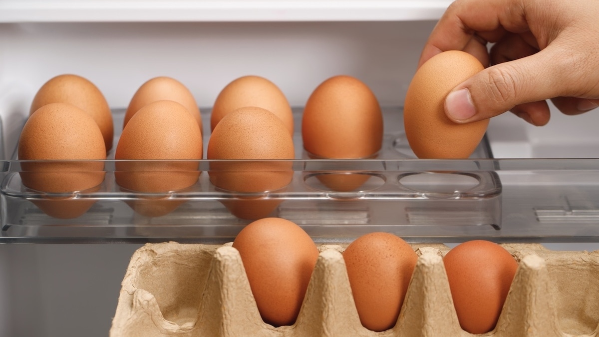 Как хранить яйца, чтобы они дольше оставались свежими — острым концом вверх или вниз? 
