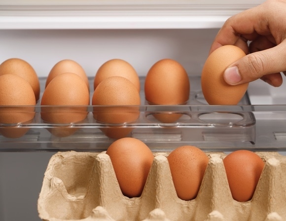 Как хранить яйца, чтобы они дольше оставались свежими — острым концом вверх или вниз? 