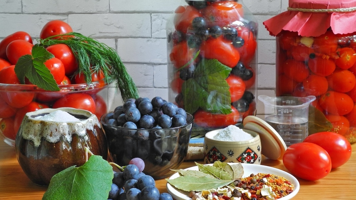 Добавьте эти ягоды в банки с маринованными помидорами — "дуэт" получается наивкуснейшим Добавьте эти ягоды в банки с маринованными помидорами — "дуэт" получается наивкуснейшим