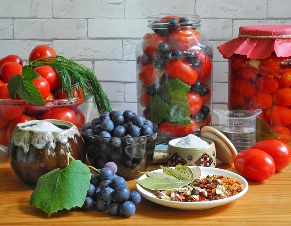 Добавьте эти ягоды в банки с маринованными помидорами — "дуэт" получается наивкуснейшим