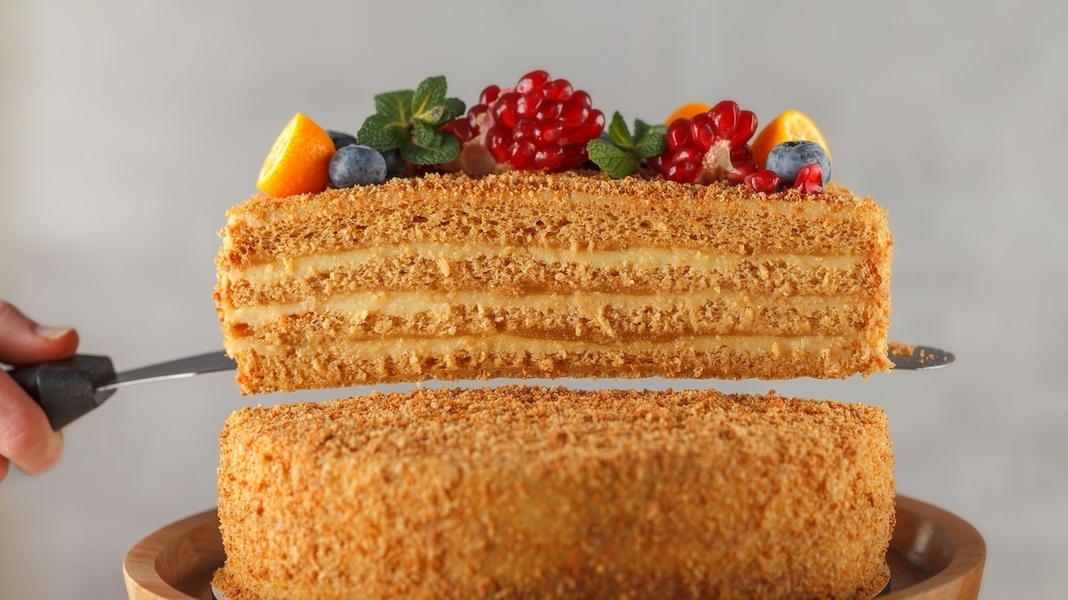 Кроме коржей и крема нужен еще "секретный" сироп: шеф-повар Перевоз дал свой рецепт медовика Кроме коржей и крема нужен еще "секретный" сироп: шеф-повар Перевоз дал свой рецепт медовика