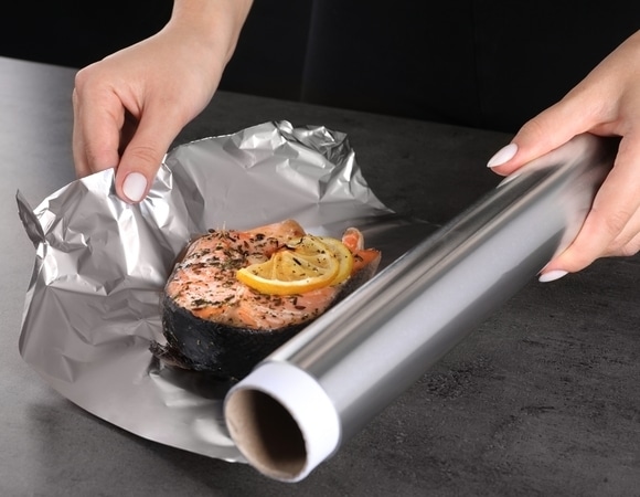 Эту рыбу ни в коем случае нельзя запекать в фольге: будет горчить, становится склизкой или "резиновой"