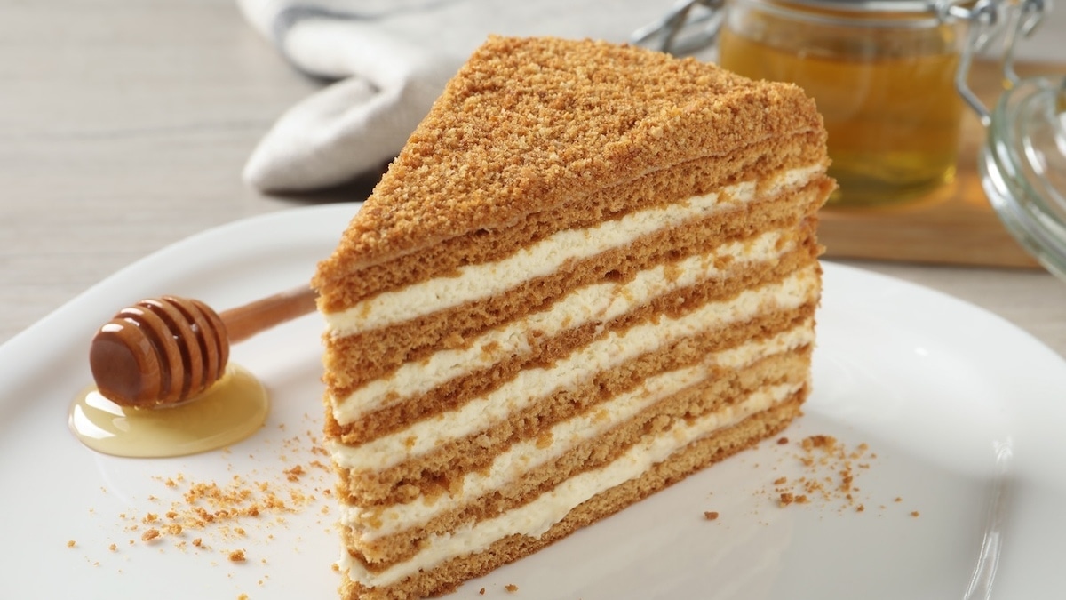 Медовик в 2025 году: сколько стоит приготовить этот торт и в каком городе это дороже всего?