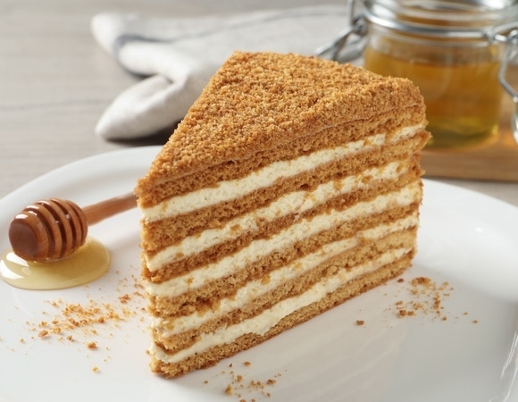 Медовик в 2025 году: сколько стоит приготовить этот торт и в каком городе это дороже всего?