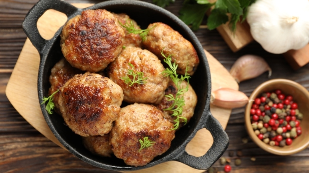 "Сработает как губка": шеф-повар раскрыл секретный ингредиент сочных котлет, который вы всегда выбрасывали