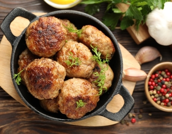 "Сработает как губка": шеф-повар раскрыл секретный ингредиент сочных котлет, который вы всегда выбрасывали 