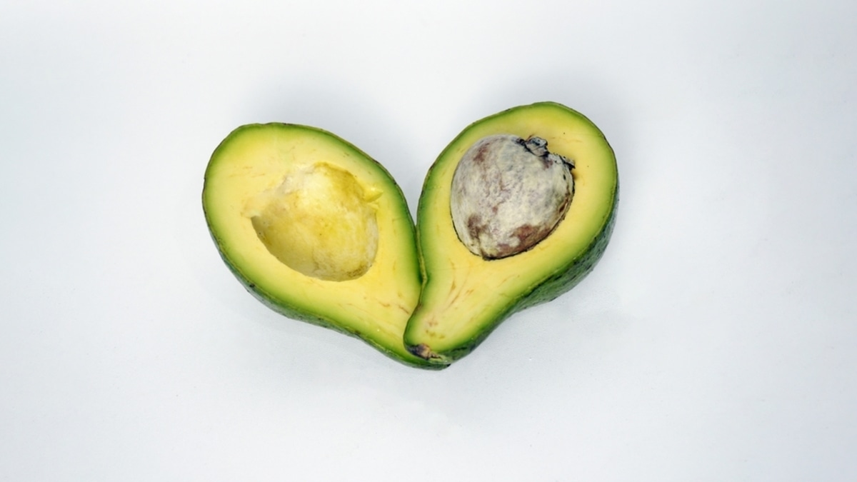 Можно ли есть авокадо с темными пятнами и прожилками?