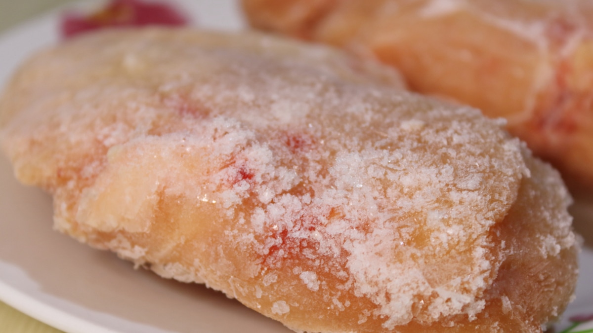 Срезать или выбросить? Что делать, если замороженное мясо покрылось белыми пятнами