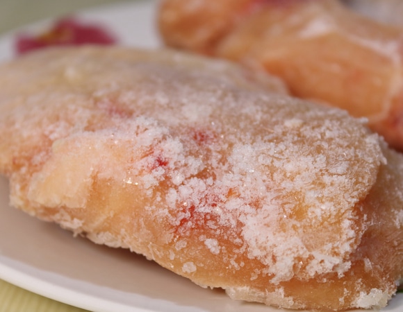 Срезать или выбросить? Что делать, если замороженное мясо покрылось белыми пятнами Срезать или выбросить? Что делать, если замороженное мясо покрылось белыми пятнами