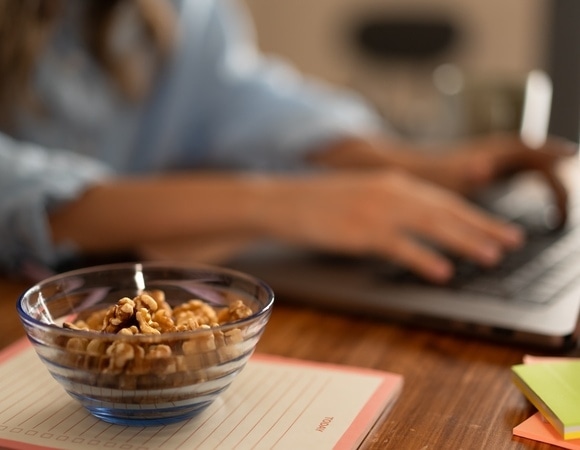 Не заляпаться и не растерять силы: диетолог поведала о нюансах рабочих перекусов 