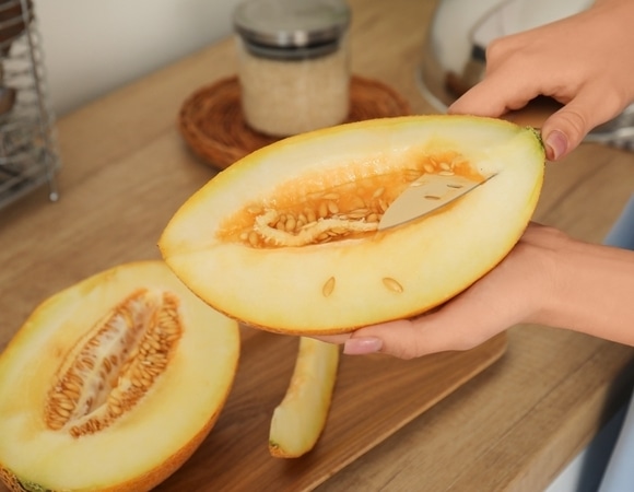 Сладость с огненной остротой: дыня с аджикой и бастурмой — гениальная закуска из трех ингредиентов 