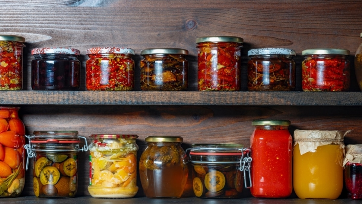 Ревизия в погребе: какие заготовки есть нельзя и как правильно хранить соленья и варенья Ревизия в погребе: какие заготовки есть нельзя и как правильно хранить соленья и варенья