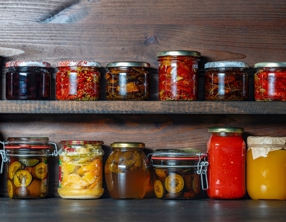 Ревизия в погребе: какие заготовки есть нельзя и как правильно хранить соленья и варенья Ревизия в погребе: какие заготовки есть нельзя и как правильно хранить соленья и варенья