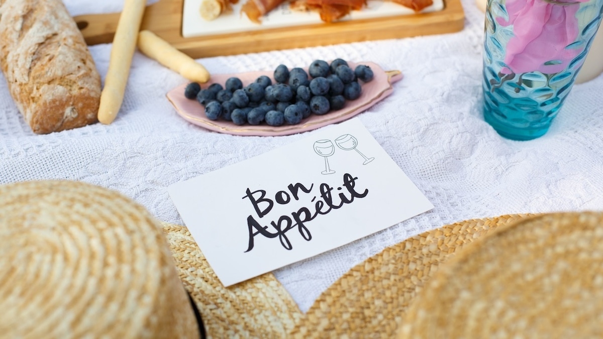 "Приятного аппетита" — привычная ошибка: гастроэнтеролог объяснила, почему лучше молчать за столом