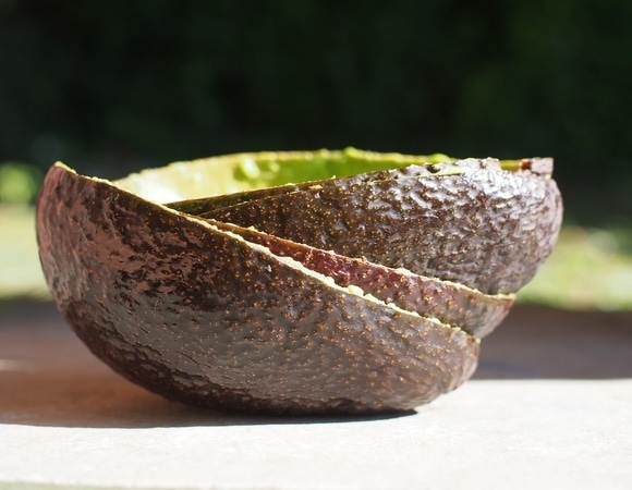 Кожуру авокадо не выбрасывайте — у нее найдется минимум 2 полезных применения